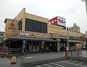 ベニースーパー佐野店 徒歩9分。 690m
