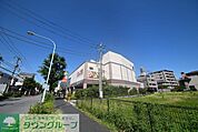 ライフ 徒歩9分。スーパー 680m