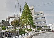 横浜市泉区役所 徒歩15分。役所 1130m