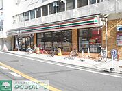 セブンイレブン横浜六浦駅前店 徒歩9分。コンビニ 670m