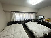 ベッド2台を置いても十分な広さの洋室