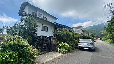 外観：西熱海別荘地。整形地。平坦地。南向き。南向き快適住戸。豊富な果樹の菜園庭。