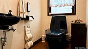 【お手洗い】お手洗いには独立した手洗い場が設けられており、使い勝手の良さを備えた空間となっています。