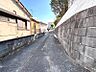 その他：【前面道路】東側の前面道路です。右側の擁壁上が敷地となっております。