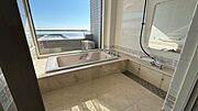 熱海ブルーを感じる明るい浴室です。