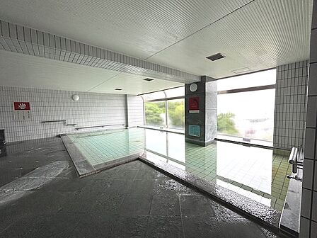 明るく広々とした展望温泉大浴場。徳川家康も愛した熱海温泉が堪能できます。