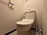 トイレ：トイレは奥行があり、快適にご利用いただけます。