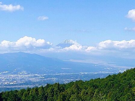 ロケーション：季節・時間によって一刻一刻と表情を変える富士山を望みます。