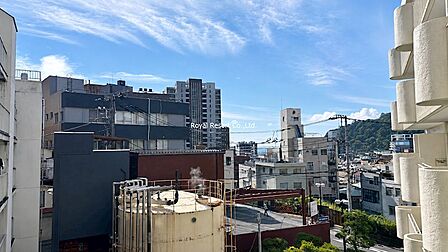 【眺望】熱海の街並みを身近に感じるシティビューが広がります。