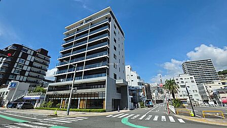 オーシャンフロントの同マンション。「熱海銀座通り」が建物横の道路の奥になります。