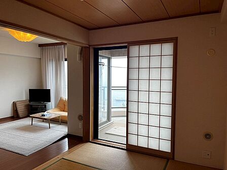 【和室から】日の光がよく入り、明るいお部屋です。