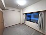その他：玄関右側に配置される洋室約6.3帖です。