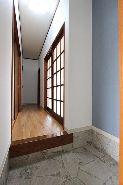 画像4:玄関スペース（廊下のある２ＬＤＫ）
