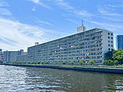 【外観】総戸数346戸の大規模レジデンス。東京メトロ「豊洲」駅まで徒歩14分。都心に寄り添いながら、水辺の開放感を享受できます。