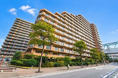 外観:【外観】総戸数320戸の大規模レジデンス。重厚感のある外壁タイル貼りのマンションです。 外観:【外観】総戸数320戸の大規模レジデンス。重厚感のある外壁タイル貼りのマンションです。