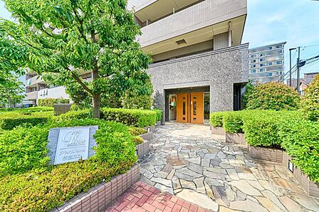 外と内をつなぐエントランスは、まさに顔となる場所。品格のある雰囲気を漂わせて上質な空間を作り出します。