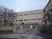 太秦小学校まで1000メートル