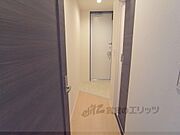 室内から見た玄関です