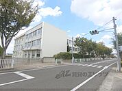 八日市北小学校まで1300メートル