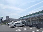 ファミリーマート　久世東土川町店まで350メートル