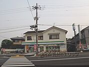 ファミリーマート　向日洛西口店まで350メートル