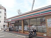 セブンイレブン　向日梅ノ木店まで700メートル
