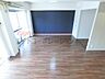 室内：室内の様子です。落ち着いた色合いのフローリングが素敵なお部屋です。