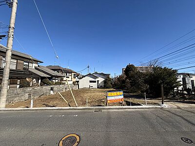 外観：南西側から撮影　子育てにも嬉しい、緑豊かな自然が広がる閑静な住宅地、南側向きの土地です。