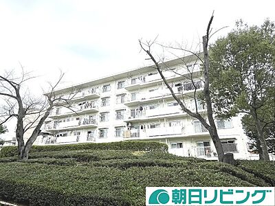 外観：バス停徒歩3分。63平米の3LDK