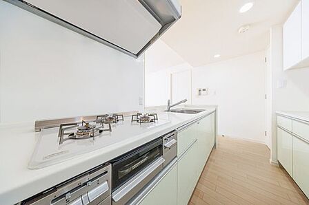 広々とした作業スペースがあり、お料理がはかどりそうなキッチン!収納スペースも豊富です。リフォーム後のイメージ画像です。リフォームには別途費用がかかります。