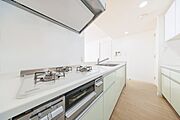 広々とした作業スペースがあり、お料理がはかどりそうなキッチン！収納スペースも豊富です。リフォーム後のイメージ画像です。リフォームには別途費用がかかります。