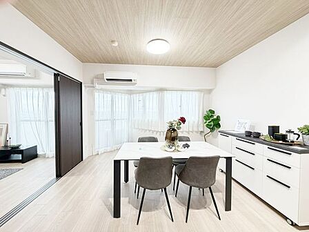 建具とフローリングの優しい木目がナチュラルで明るい空間を演出しています。※室内の家具や調度品等は価格に含まれません。