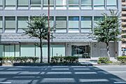 建物正面エントランス