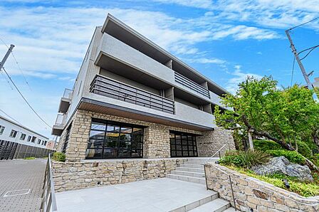 明和地所旧分譲・多田建設施工。耐震性・耐久性・断熱性・省エネ性に配慮して設計されたマンションです。