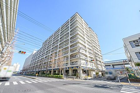 総戸数432戸のビッグコミュニティ。重厚感のあるマンションです。