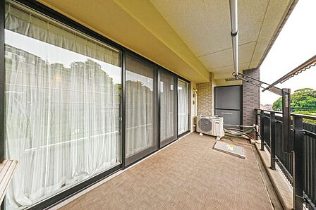 約16.55m2の広々としたバルコニー。お天気の良い日はお洗濯もはかどりそうです。