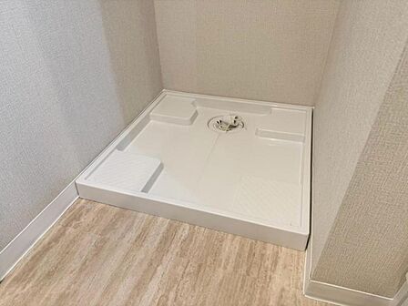 洗濯機用の防水パンです!昨今の洗濯機は漏水予防がしっかりと施されているものが多いですが安心してお過ごしできるよう設置されております!