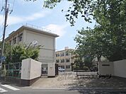 久世中学校まで700メートル