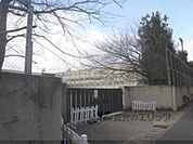 川岡東小学校まで550メートル
