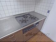 3口ガスコンロ付きのキッチンです