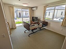 みらいふ岡田松岡　Ｂ棟 102 1階ワンルームのリビング/ダイニング