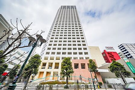 練馬駅まで徒歩2分、総戸数286戸・35階建のシンボルタワーマンション。練馬区役所とスカイウェイで結ばれています。