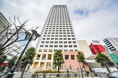 外観：練馬駅まで徒歩2分、総戸数286戸・35階建のシンボルタワーマンション。練馬区役所とスカイウェイで結ばれています。