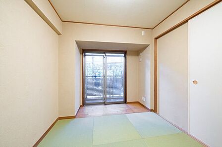【和室】リビングに隣接している和室。ふすまを開ければ広々としたスペースになります。