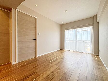 家具の様な木目調の面材がお部屋に馴染み、心地よい空間を演出します。