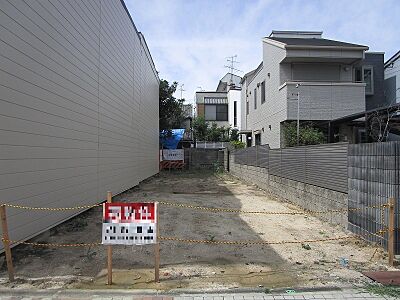 外観：南向きで前面がコインパーキングにつき、陽当り・通風大変良好です。土地約３４．８５坪付き。建築条件ありません、お好きなハウスメーカーや工務店で建築が出来ます。近鉄南大阪線　針中野駅まで徒歩５分の好立地。