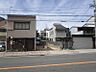 外観：前面道路は歩道付きの公道広々約１５ｍです。南向きで前面がコインパーキングにつき、陽当り・通風大変良好です。土地約３４．８５坪付き。店舗や事務所兼居宅にも最適な立地です。