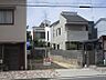 外観：前面道路は歩道付きの公道広々約１５ｍです。店舗や事務所兼居宅にも最適な立地です。南向きで前面がコインパーキングにつき、陽当り・通風大変良好です。土地約３４．８５坪付き。建築条件ありません。