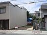 外観：前面道路は歩道付きの公道広々約１５ｍです。店舗や事務所兼居宅にも最適な立地です。南向きで前面がコインパーキングにつき、陽当り・通風大変良好です。土地約３４．８５坪付き。建築条件ありません。