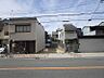 外観：前面道路は歩道付きの公道広々約１５ｍです。南向きで前面がコインパーキングにつき、陽当り・通風大変良好です。土地約３４．８５坪付き。店舗や事務所兼居宅にも最適な立地です。